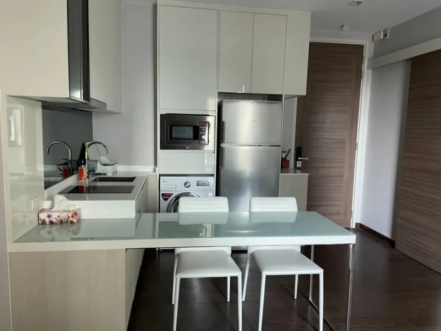 For rent!! Condo Q Asoke, 30th floor, beautiful room, fully furnished. Ready to move in, don't miss it!!