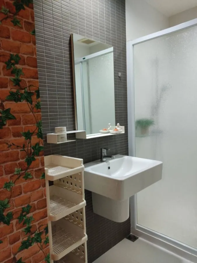 Wow. For rent The key Chaengwattana. Nice decorated room. Wallpaper in the whole room, 15th floor, pool view, you shouldn't miss it.