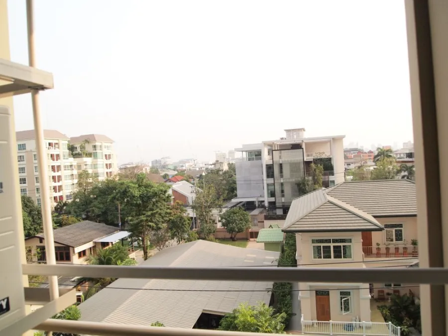 For rent, Lumpini Place Ratchayothin, room with nice wallpaper There is a good front loading washing machine. You can reserve it now.