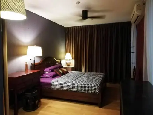 Villa Asoke for rent, luxury condo, very beautiful decoration, high ceiling, very open and airy. Premium grade furniture. Book now.