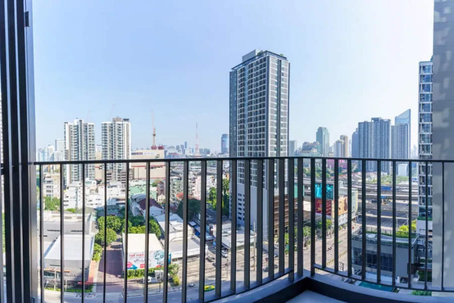 For rent Life Asoke, very beautiful room, fully built-in, high floor, very good view, must be this room Don't miss it
