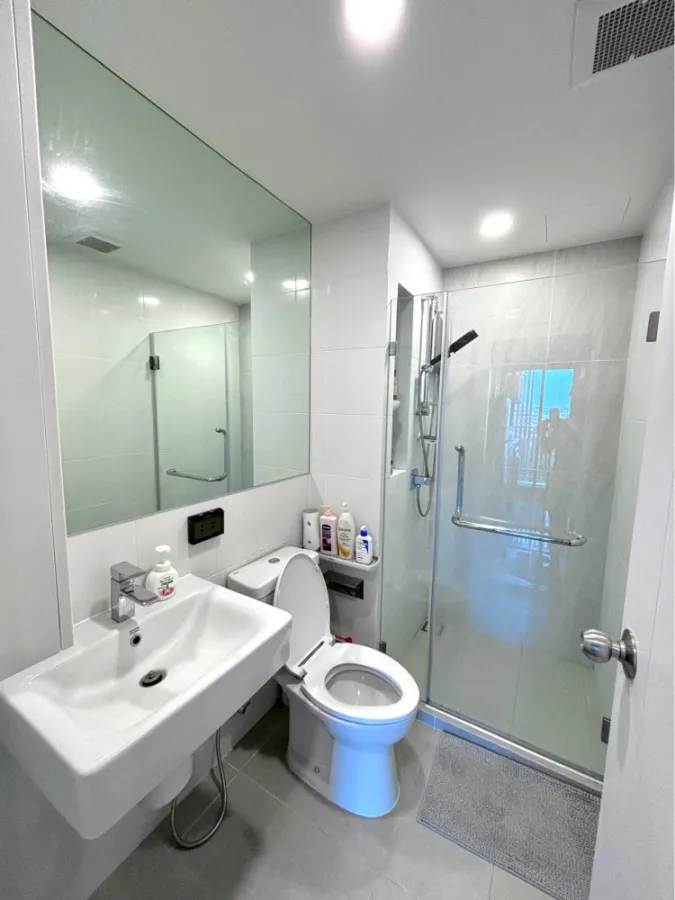 For sale or rent: The Origin Ramintra 83 station, decorated in minimalist style. Install wallpaper in the entire room. Move immediately.