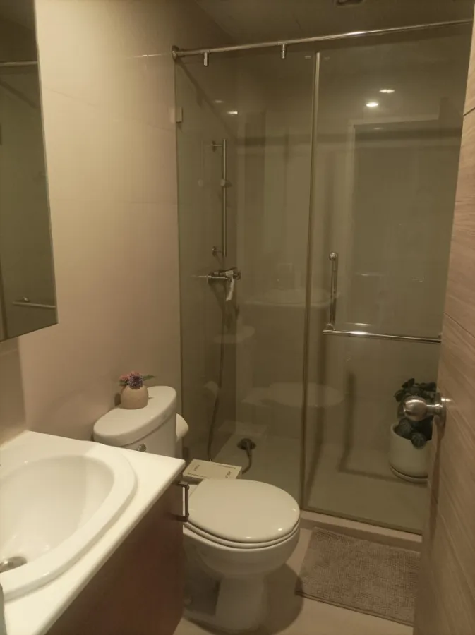 Condo for rent, Hive Taksin, very beautifully decorated, big sofa, very comfortable to sit on. Don't postpone it, book now.