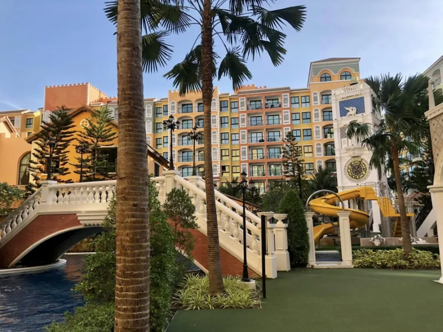 For rent sell: Venetian Signature Condo Resort Pattaya (Jomtien). Beautiful room. Plus you get a city view. Book now.