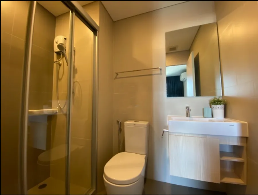 Condo for rent, Lumpini Suite Phetchaburi-Makkasan, 15th floor, pool view. Beautifully decorated room + built-in furniture, don't miss it