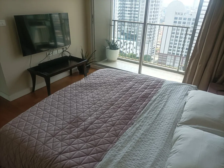 Condo for rent, Hive Taksin, very beautifully decorated, big sofa, very comfortable to sit on. Don't postpone it, book now.