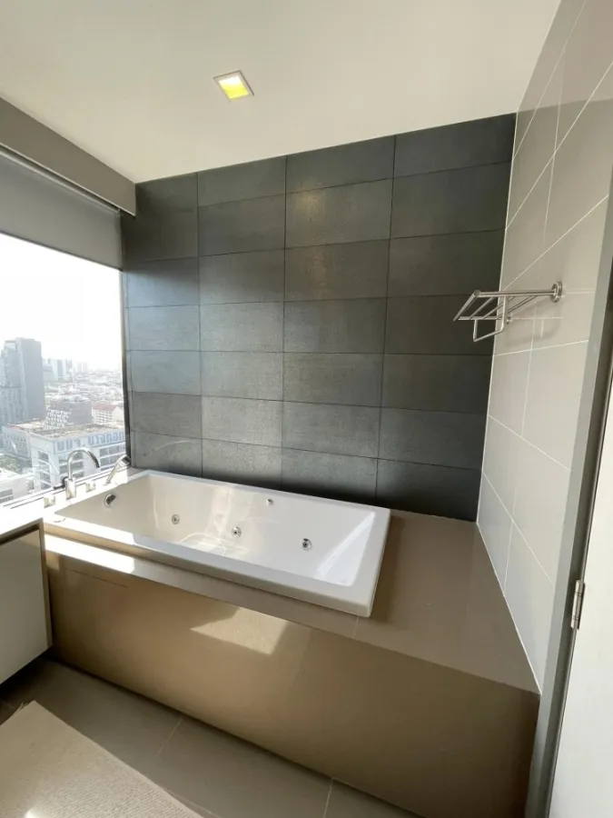 For sale rent Condo M Silom, spacious room, well built in, has a bathtub, let me tell you, don't miss it.