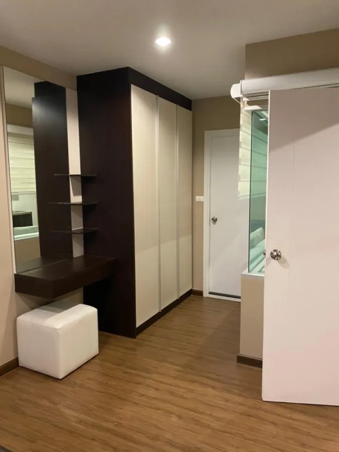 For rent, Hallmark Condo, Chaengwattana, nice room, behind the room is west with a view of the lawn behind the room