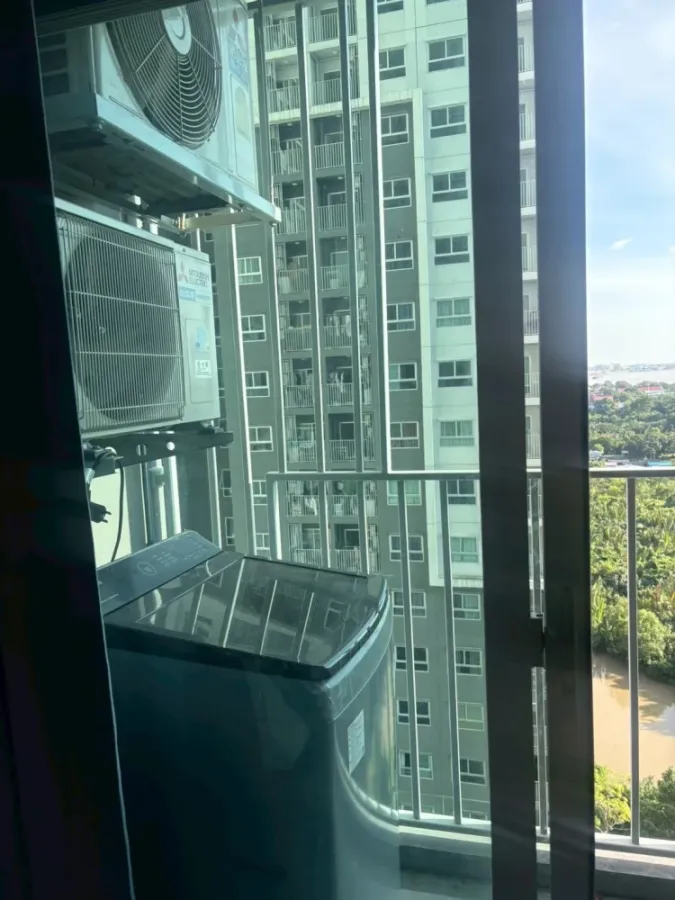 Selling The Trust @ BTS Erawan, high floor unit, fully furnished. Book now!