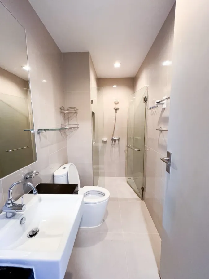 For rent: Ideo Blucove Sukhumvit, 18th floor, excellent view, north facing, good ventilation, city view. Just bring your belongings and move in.