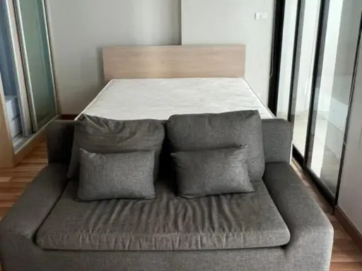 Urgent. Condo for rent, Ideo Ratchada - Huai Khwang, highest floor, fully built-in furniture. You can finish here.