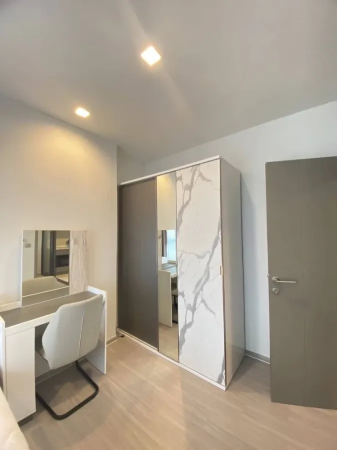 For rent: Life Asoke Hype, spacious room, lots of usable space, comes with a large sofa, nice view, book now