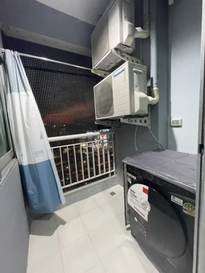 For rent: Life @ Ratchada-Huaikwang. Spacious room with plenty of usable space. Fully furnished. Just bring your suitcase and move in!