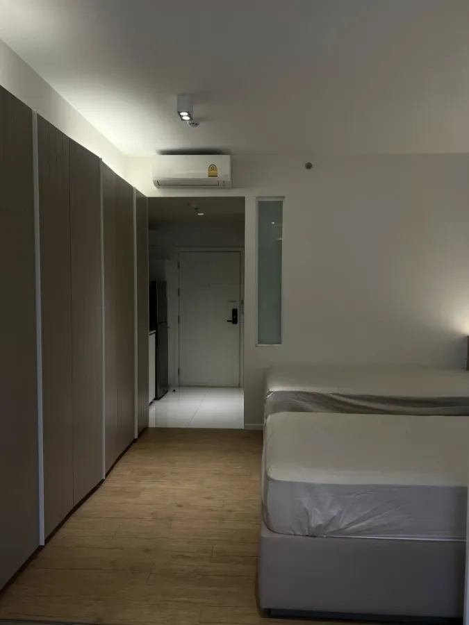 Triple Y Residence for sale, 26th floor. View of Rama IV Road, great atmosphere, good condition room, ready to move in immediately.