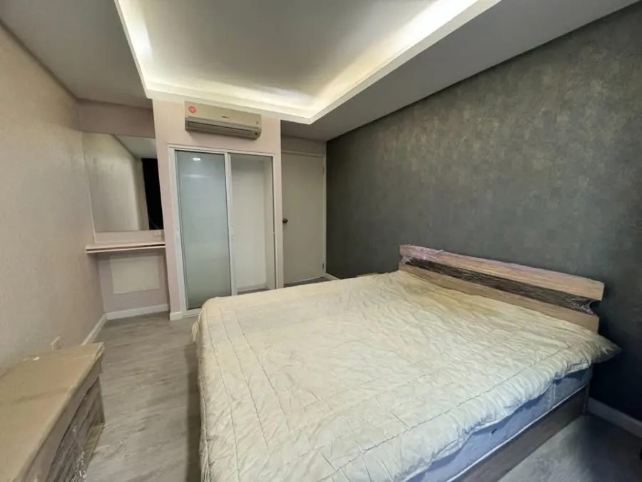 For rent: Victoria Lakeview Condominium, large 2-bedroom unit with wallpaper, excellent ventilation, at an affordable price. Such a great deal, book n
