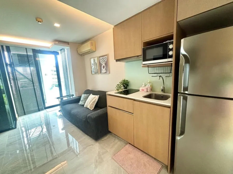 For rent: Socio Ruamrudee, corner room, 6th floor, very good view, fully furnished, just come and move in.