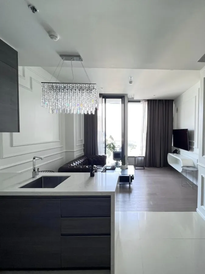 Condo for sale, The Esse Asoke, with a balcony, fully furnished, beautiful room, near the BTS, can't miss it.