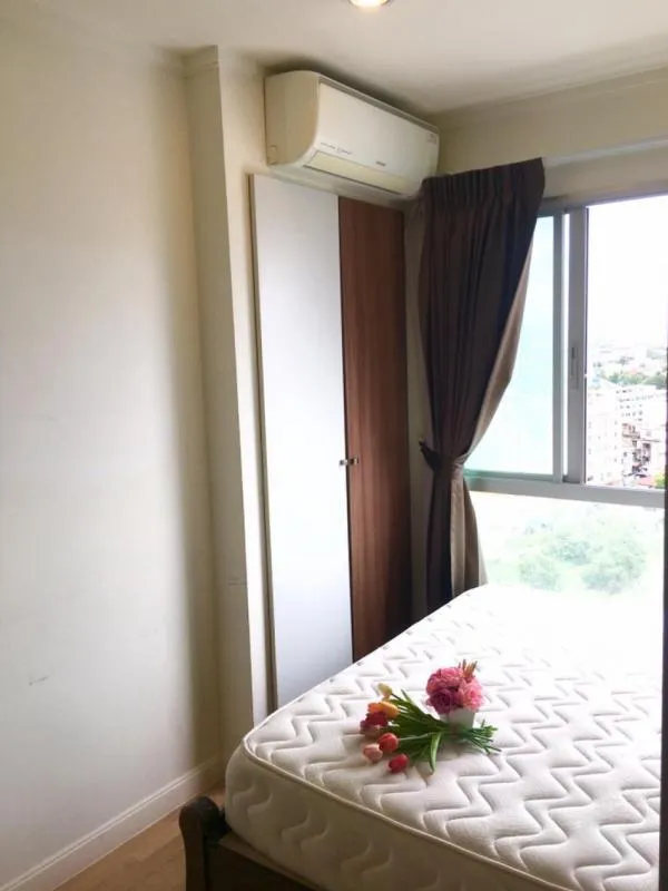 Condo for rent Lumpini Ville Chaengwattana-Pakkret. Carry the bag right away. Next to Chaeng Watthana Road