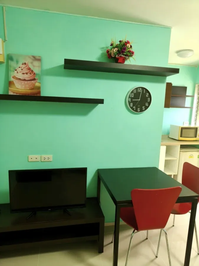 For rent Lumpini Condotown Chonburi - Sukhumvit, a nice room with a bright red sofa, good location, book now.