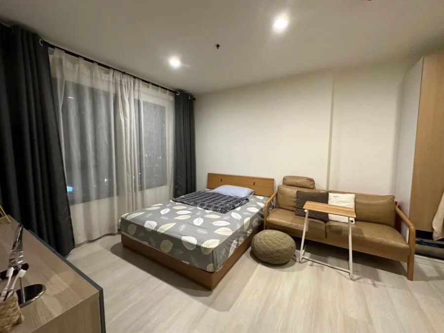 For rent, Life Asoke, 23rd floor, open view, unblocked view, north facing room, has a large TV. Good quality genuine leather sofa. Must reserve.