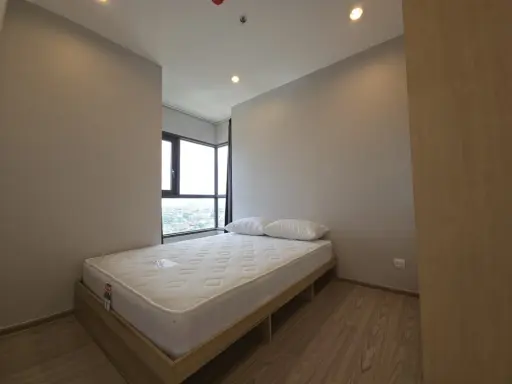 For sale or rent: The Tree Hua Mak Interchange. Ready-to-move-in unit with complete furniture and appliances. Just bring your belongings and move in!