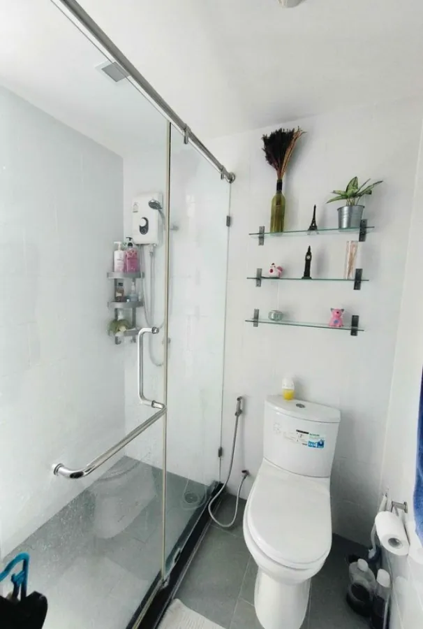 ขาย คอนโด เพ-ลา วุฒากาศ ห้องริม มุมสุด ตกแต่งโทรสีอ่อน ระเบียงอยู่ทางทิศตะวันออก วิวเมือง จองด่วน
