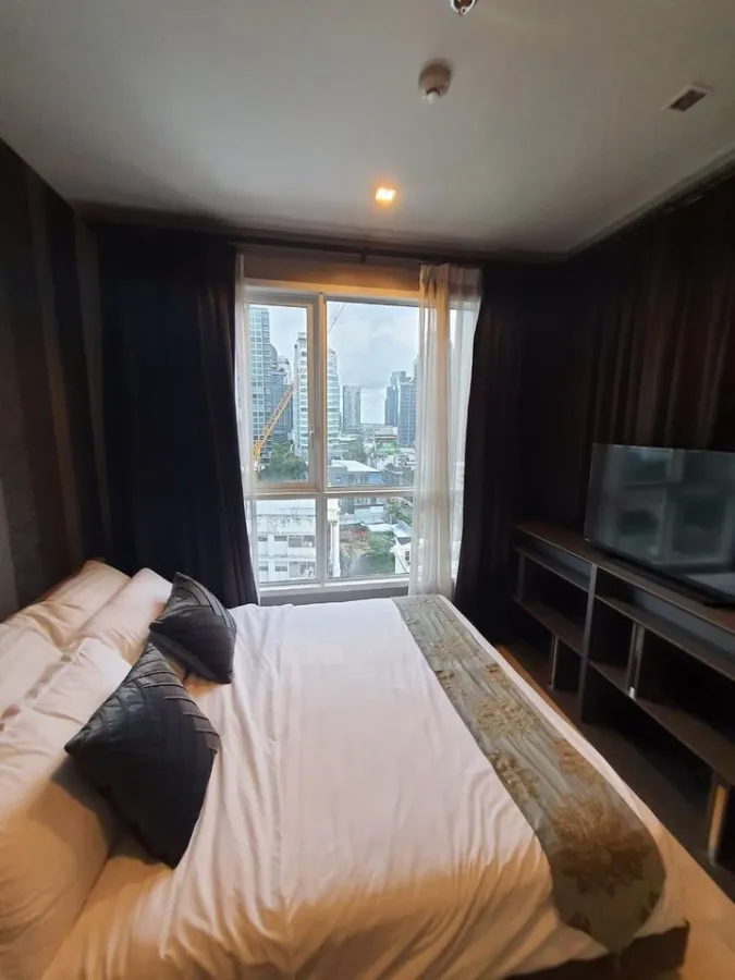 For rent HQ Thonglor, very spacious room, fully built-in, wallpaper installed throughout the room. If you don't reserve, you'll miss a lot.