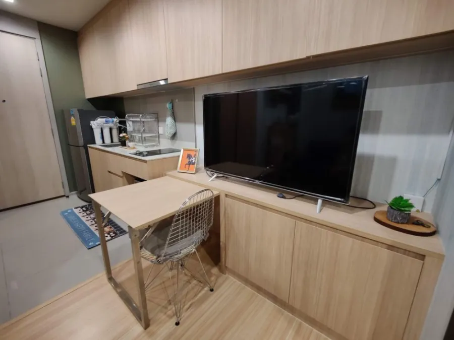 For rent M Jatujak, Building A, 18th floor, has a beautiful city view. Plus, the wall is attached to the wall around the room. Do not book, regret ins