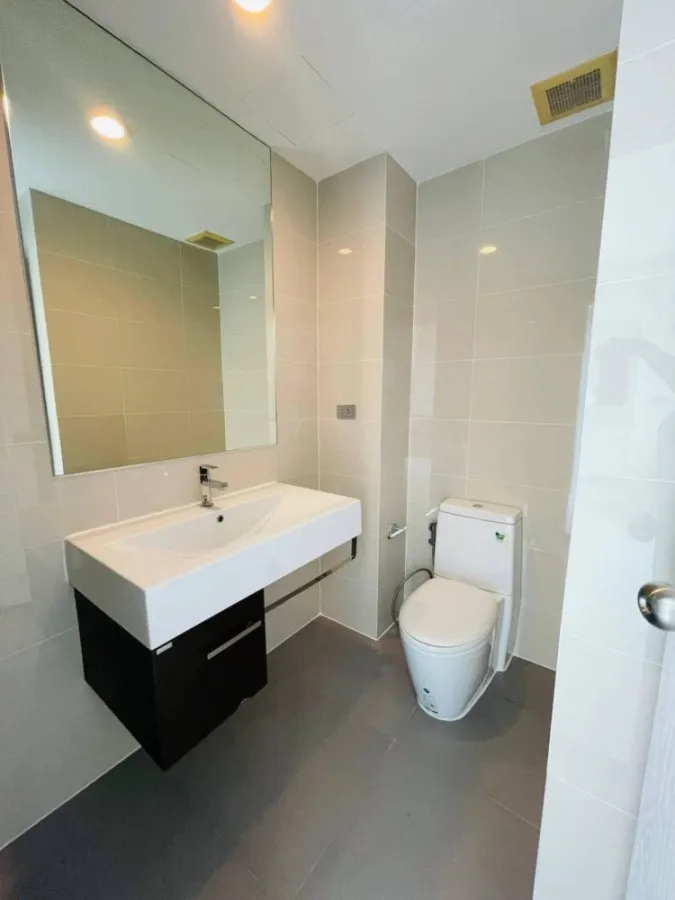 For rent, The Sky Sukhumvit, condo in the heart of the city, beautiful view, very good atmosphere, open and airy room, very comfortable for the eyes.