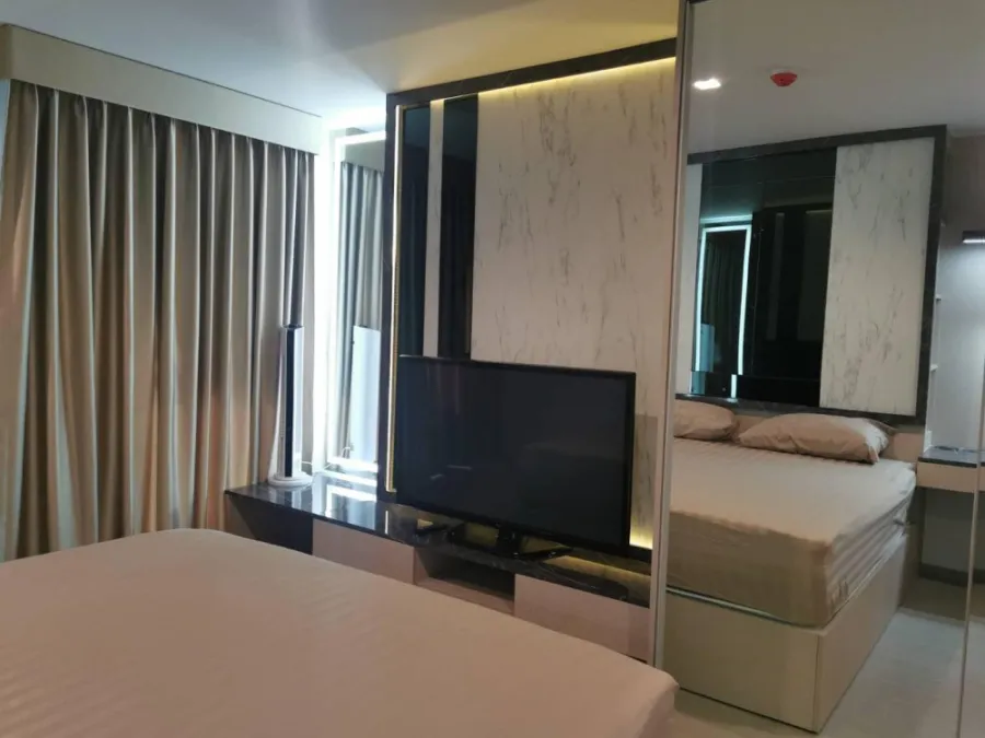 For rent, Life Ladprao, 30th floor, highest, great city view. The built-in is too beautiful to resist the entire room. Good like this, reserve now.