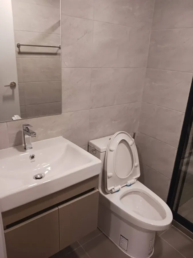 For rent: Atmoz Flow Minburi. Separate bedroom and kitchen. Excellent common areas with plenty of amenities. Book now!