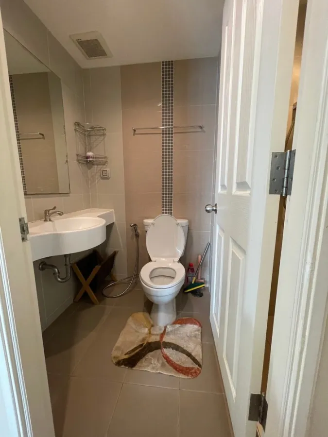 For rent, Lumpini Ville Chaengwattana-Pak Kret, corner room, private, with good wallpaper. If interested, reserve now quickly.