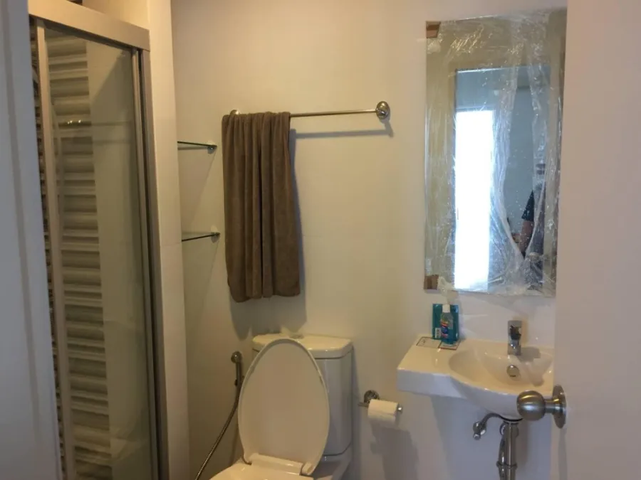 Rent ISSI Condo Suksawat, STUDIO room, comfortable bed Have a view of the pool, low price, do not miss it.