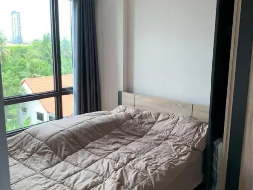 For rent Metro Luxe Riverfront Nonthaburi, room view overlooking the river. Wake up in the morning to be eye-catching with the natural atmosphere.