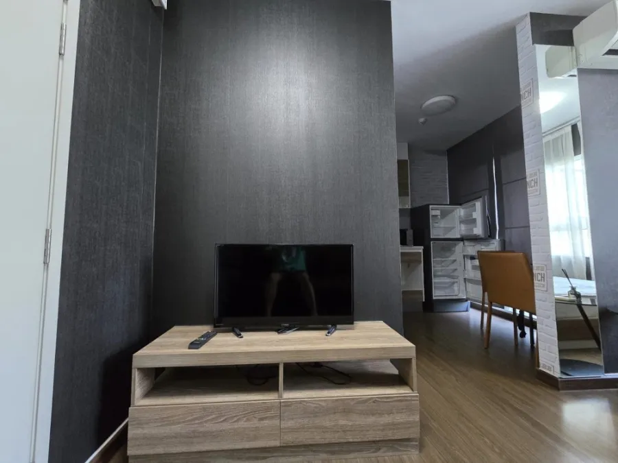 For rent: The Trust Condo Amata - Chonburi. The whole room is decorated with wallpaper. Very livable. Good high floor. Book now.