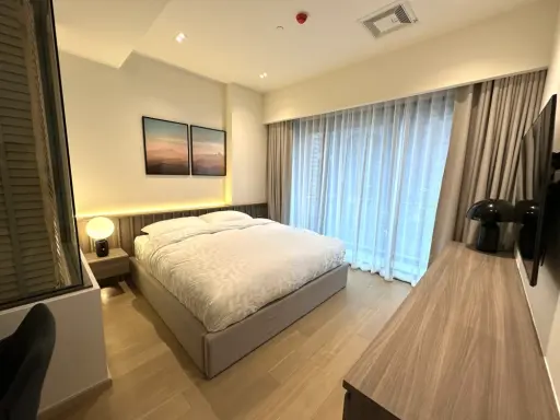 Condo for rent, The Strand Thonglor, room decorated in modern contemporary style, you must hurry to move in and reserve it now.