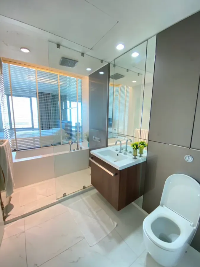 For rent: 185 Rajadamri. Spacious and comfortable room. Fully furnished. Book now!