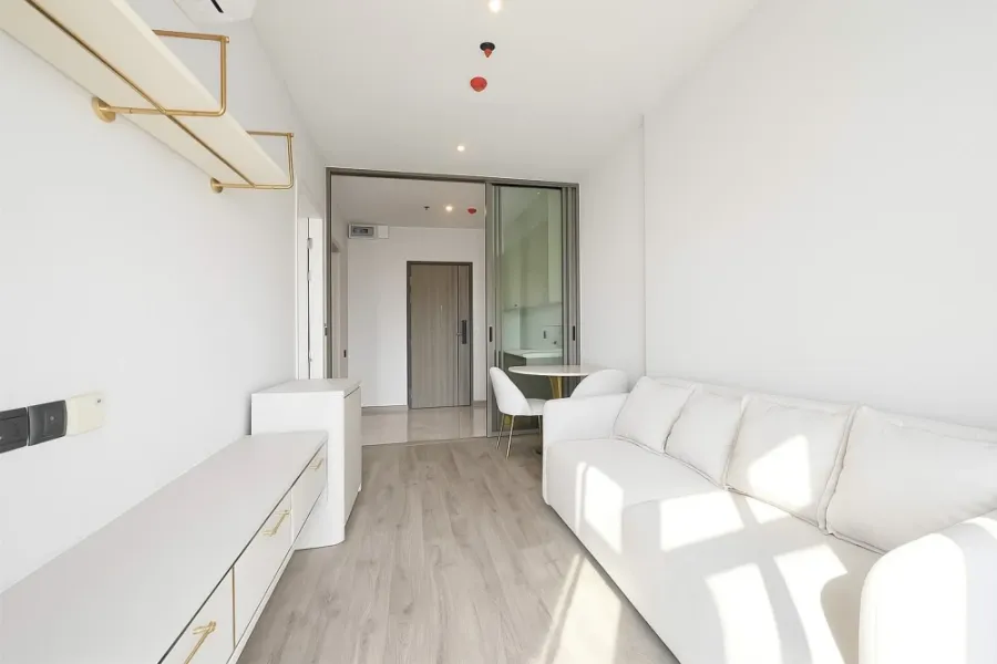 For rent Rhythm Ekkamai Estate, floor to ceiling height 2.80 meters, fully furnished and electric appliances, move in now, don't hesitate.