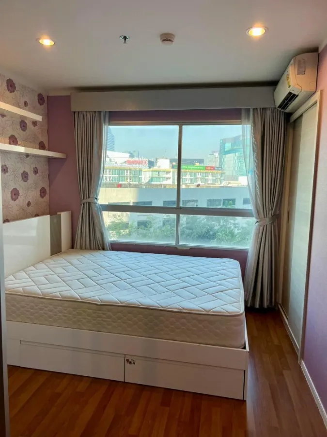 For rent, Lumpini Park Rama 9-Ratchada, 1 bedroom, with colorful wallpaper, very inviting, hurry to book before you miss it.