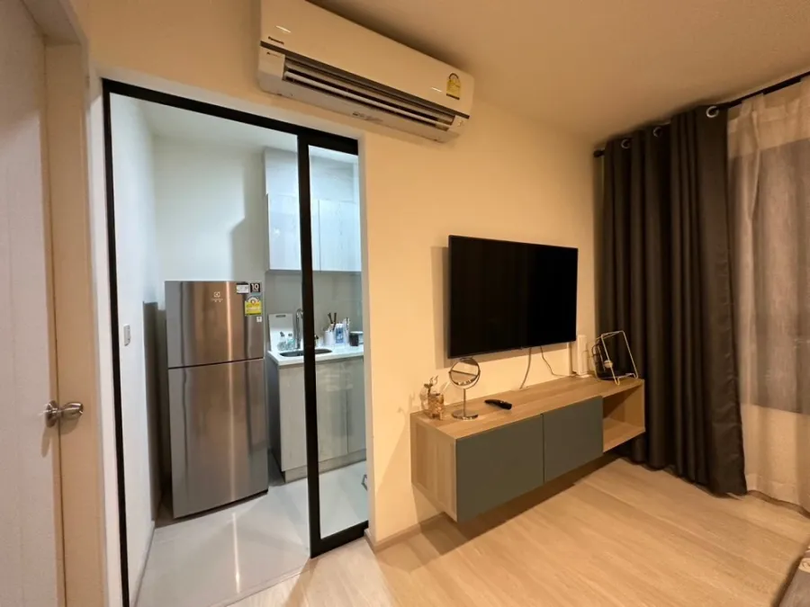 For rent, Life Asoke, 23rd floor, open view, unblocked view, north facing room, has a large TV. Good quality genuine leather sofa. Must reserve.