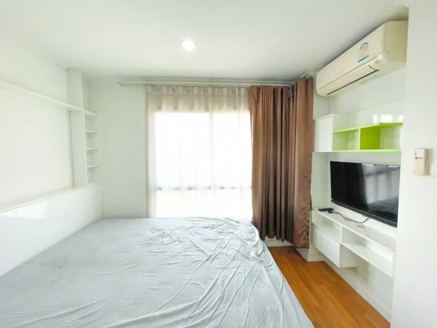 For sale or rent: Lumpini Park Riverside - Rama 3. Corner unit offering privacy, high-quality built-in furniture, and beautiful view. Book now!