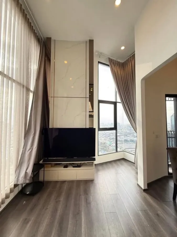 For sale and rent, Knightsbridge Space Ratchayothin, high floor, good view, duplex style room. Good furniture, reserve quickly.