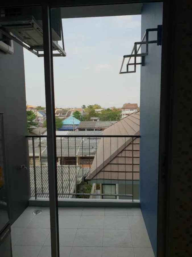 For rent: The Prop Chaengwattana 12, wallpapered throughout the room. Comes with a low price, easy on the pocket, you won't miss out on booking.