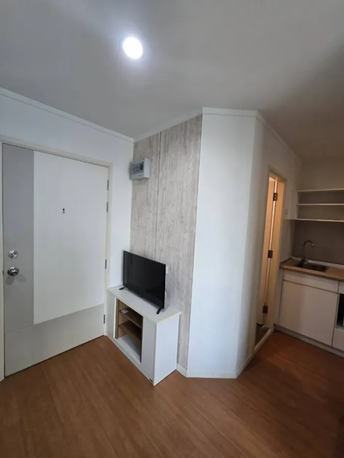 For rent: Lumpini Park Rattanathibet – Ngamwongwan. High-quality wallpaper installed. Fully furnished with appliances. Ready to move in.
