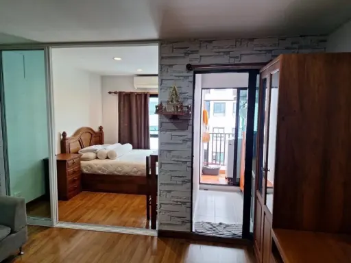 For rent: Regent Home 18 Chaengwattana-Lak Si, Building E, 8th floor, with high-quality teak furniture. Hurry and grab it now!