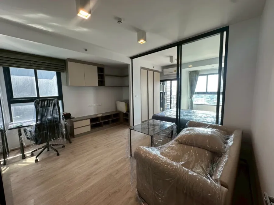 For rent: Ideo Sathorn-Wongwian Yai. Two-sided window design provides good ventilation and keeps the room cool. Fully furnished and ready to move in.