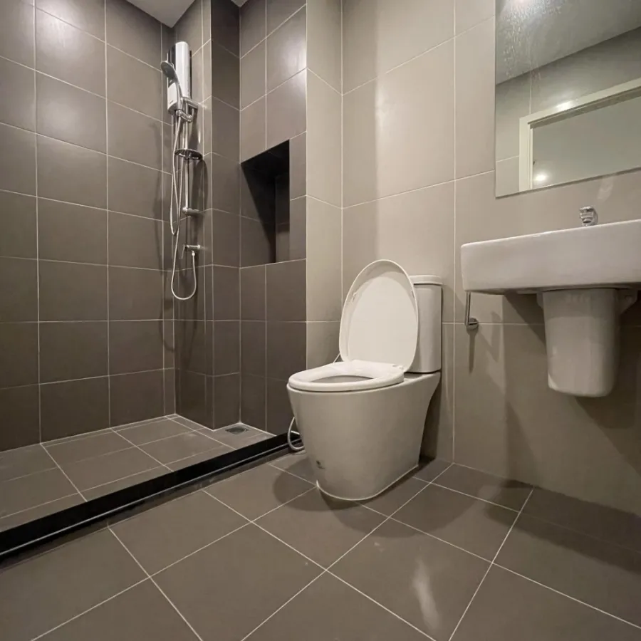 For rent, Elio Sathorn-Wutthakat, 33rd floor, swimming pool view. Fully furnished Reserve first and stay first.