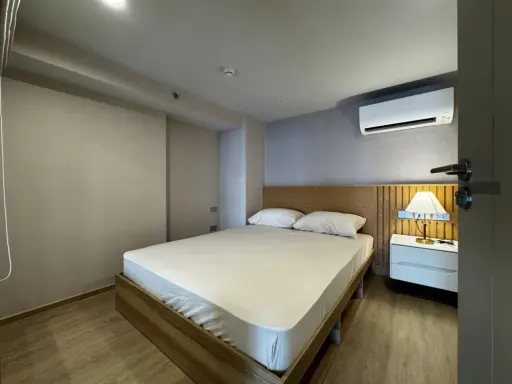 For rent: Culture Chula apartment. Beautifully decorated with a coordinated color scheme, high ceilings, and a lovely garden view. Book now!