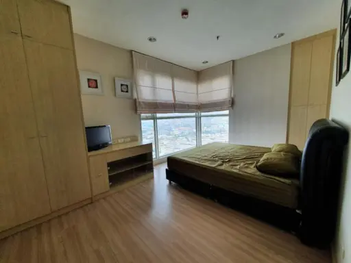 The Lighthouse Sathorn-Chareonnakorn Condo for rent, fully furnished. Soak in the jacuzzi tub and see the city view. Hurry up to be satisfied.