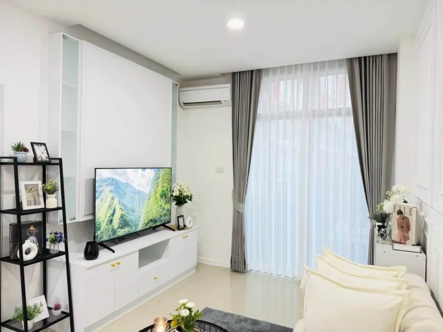 For sale: CC Condominium 1 (Pattaya Central). Beautifully decorated unit with bright, comfortable colors. A very pleasant place to live! Book now!